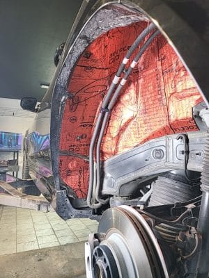 Wyciszenie nadkoli w Tesli model X na macie StP AeroCell 4.0mm z granulkami w środku